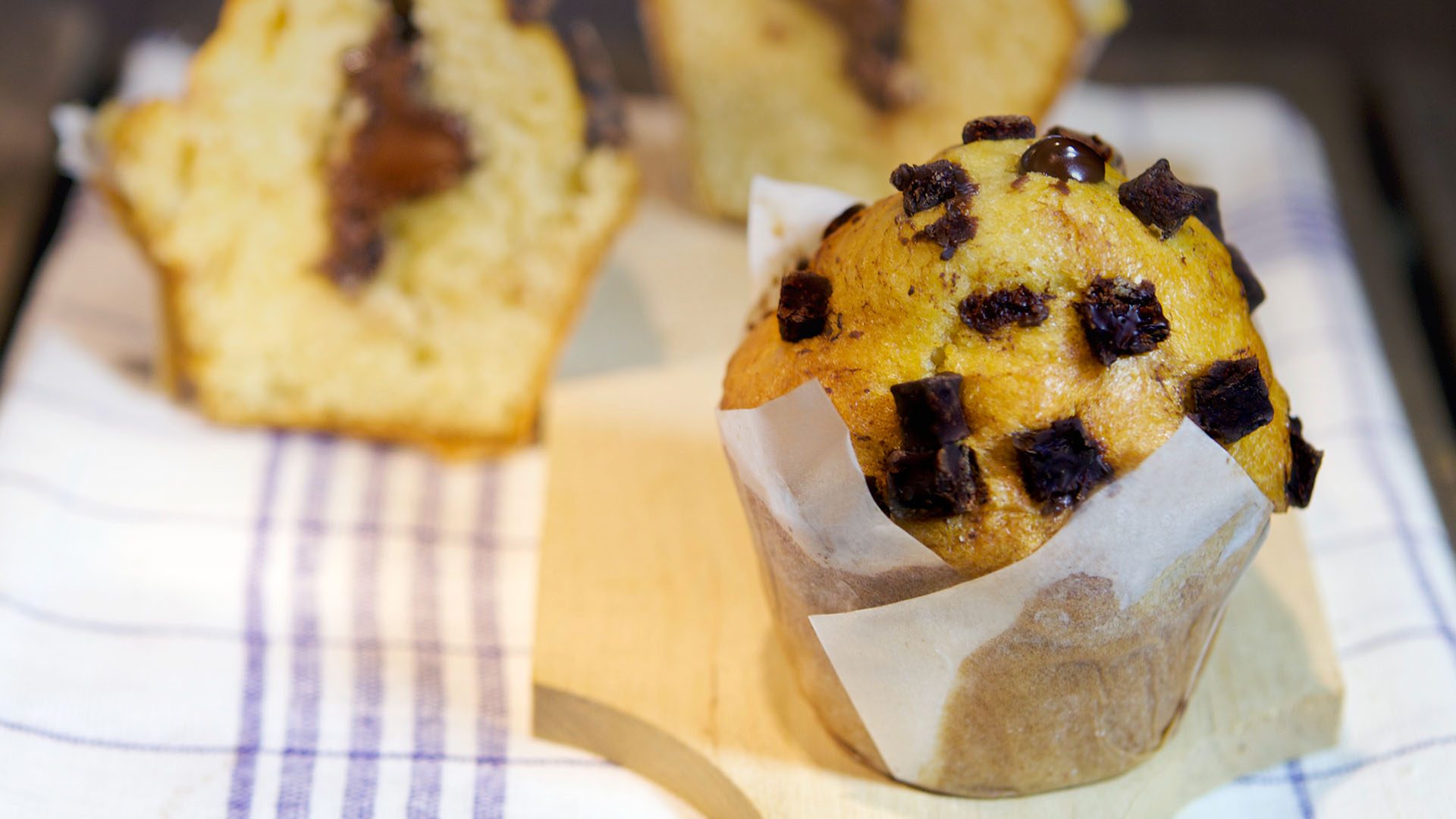 2450_chocolate_chip_muffin